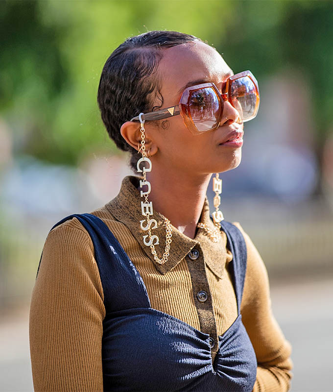 glasses trends: Eyeglass chains on a woman's pair of sunglasses