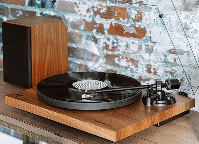Best last-minute Father's Day gifts Amazon: A wooden old-school turntable