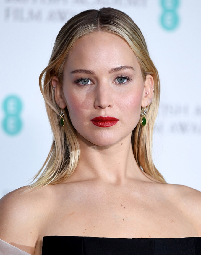 most flattering haircuts for oval faces jennifer lawrence