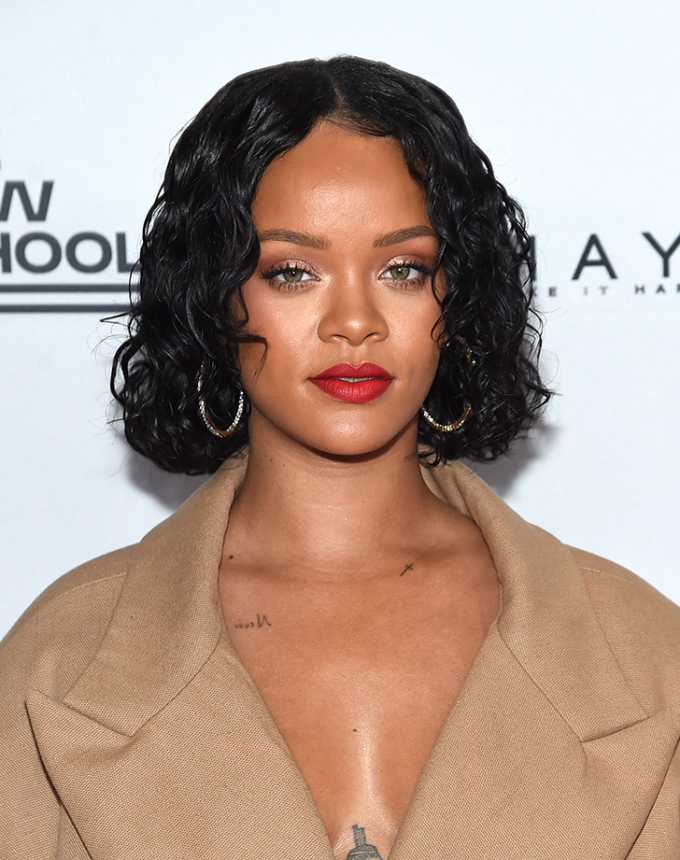 most flattering haircuts for oval faces rihanna